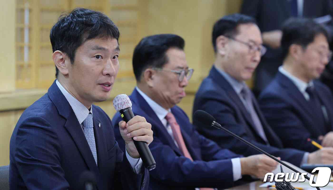 이복현 금융감독원장이 6일 서울 서대문구 한국공인회계사회 대회의실에서 열린 회계법인 CEO 간담회에서 모두 발언을 하고 있다. 2023.11.6/뉴스1 © News1 박지혜 기자