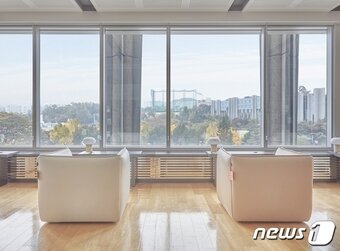 본문 이미지 - 알로소 '사티' 소파와 '루히' 테이블이 배치된 국립극장 해오름극장의 ‘해오름 북라운지’ 모습(퍼시스그룹 제공) 