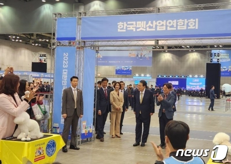 본문 이미지 - 윤석열 대통령이 3일 경기 고양시 일산서구 킨텍스에서 열린 '2023 대한민국 소상공인대회' 한국펫산업연합회 부스를 찾아 참석자들과 인사를 하고 있다.(펫산업연합회 제공) ⓒ 뉴스1