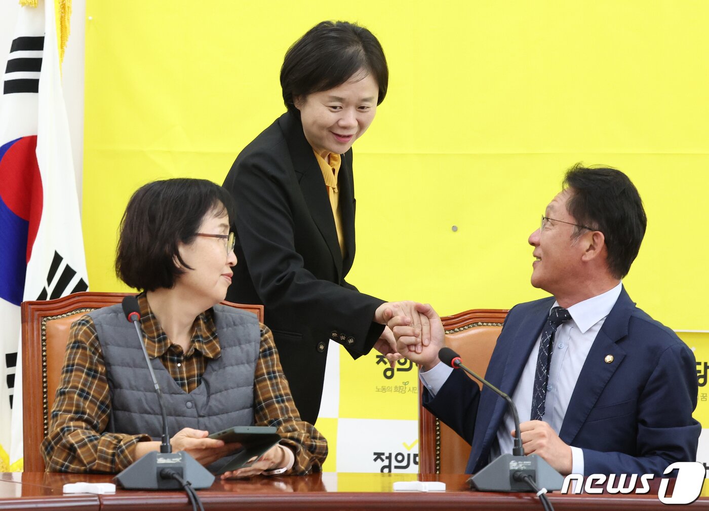 본문 이미지 - 이정미 정의당 대표와 배진교 원내대표가 6일 서울 여의도 국회에서 열린 제97차 상무집행위원회에서 인사를 나누고 있다. 2023.11.6/뉴스1 ⓒ News1 송원영 기자