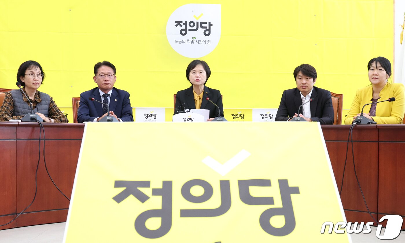 본문 이미지 - 이정미 정의당 대표가 6일 서울 여의도 국회에서 열린 제97차 상무집행위원회에서 발언을 하고 있다. 2023.11.6/뉴스1 ⓒ News1 송원영 기자