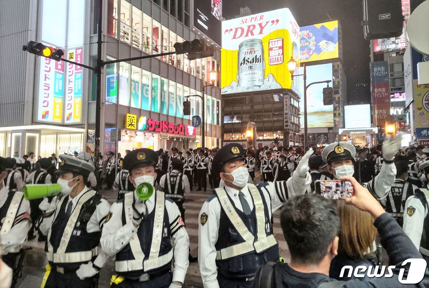 일본 오사카에서 열린 프로야구 일본시리즈 7차전에서 한신 타이거스가 오릭스 버펄로즈를 꺾고 38년 만에 일본 우승을 차지하자 5일 오사카 시내 도톤보리 지역에서 경찰이 인파를 관리하고 있다. 2023.11.06 ⓒ AFP=뉴스1 ⓒ News1 정지윤 기자