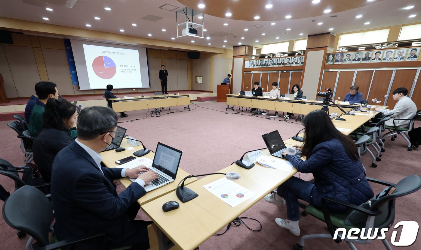 박명하 서울특별시의사회장이 6일 서울 영등포구 서울시의사회관에서 열린 의과대학 정원 확대 관련 회원 설문조사 결과 발표 기자회견에서 프레젠테이션을 하고 있다. 2023.11.6/뉴스1 ⓒ News1 김성진 기자