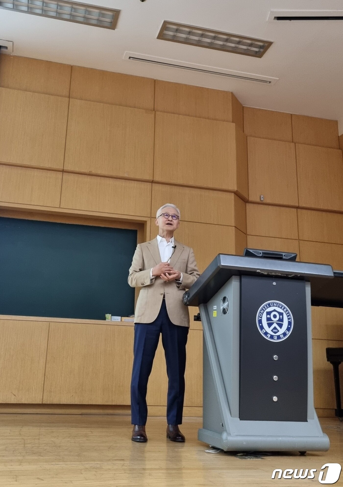 본문 이미지 -  경계현 삼성전자 DS(반도체)부문 대표이사(사장)이 지난 6월 9일 오후 서울 신촌 연세대학교 제3공학관에서 특별강연을 진행하고 있다.  2023.6.9/뉴스1 ⓒ News1 강태우 기자