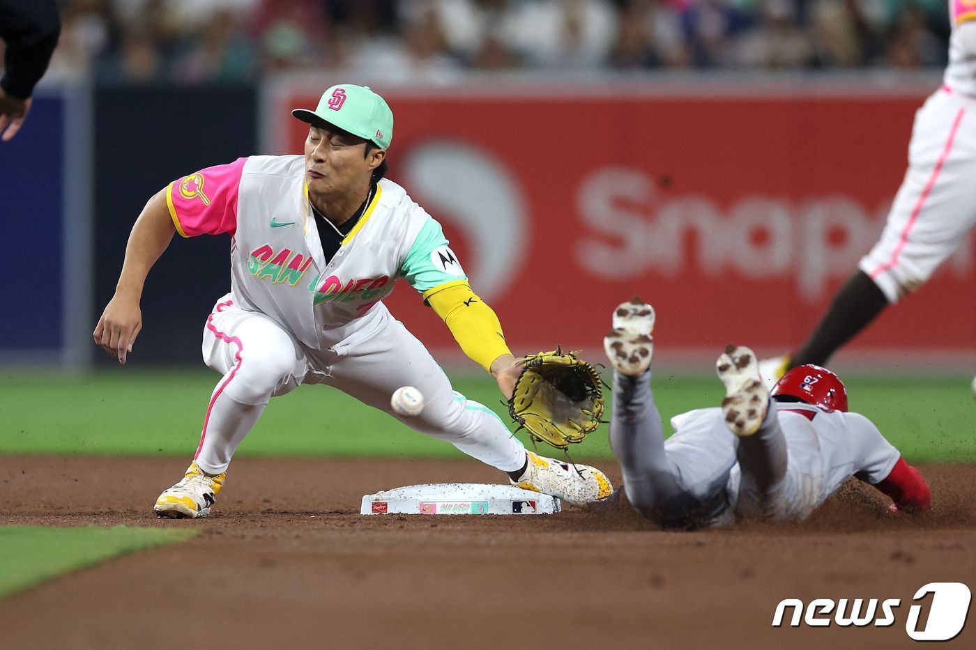 본문 이미지 - 수비 중인 김하성의 모습. ⓒ AFP=뉴스1