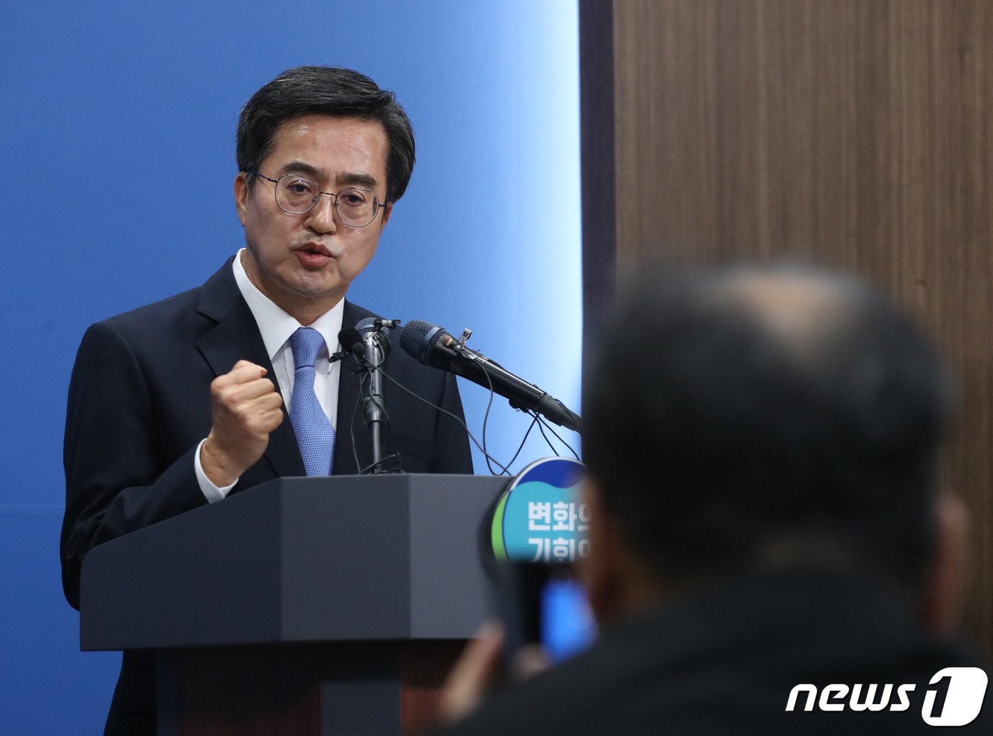 김동연 경기도지사가 6일 오전 경기 수원시 영통구 경기도청 브리핑룸에서 열린 &#39;2024년도 본예산 관련 기자회견&#39;에서 김포시의 서울편입 관련한 취재진의 질문에 답하고 있다. 2023.11.6/뉴스1 ⓒ News1 김영운 기자