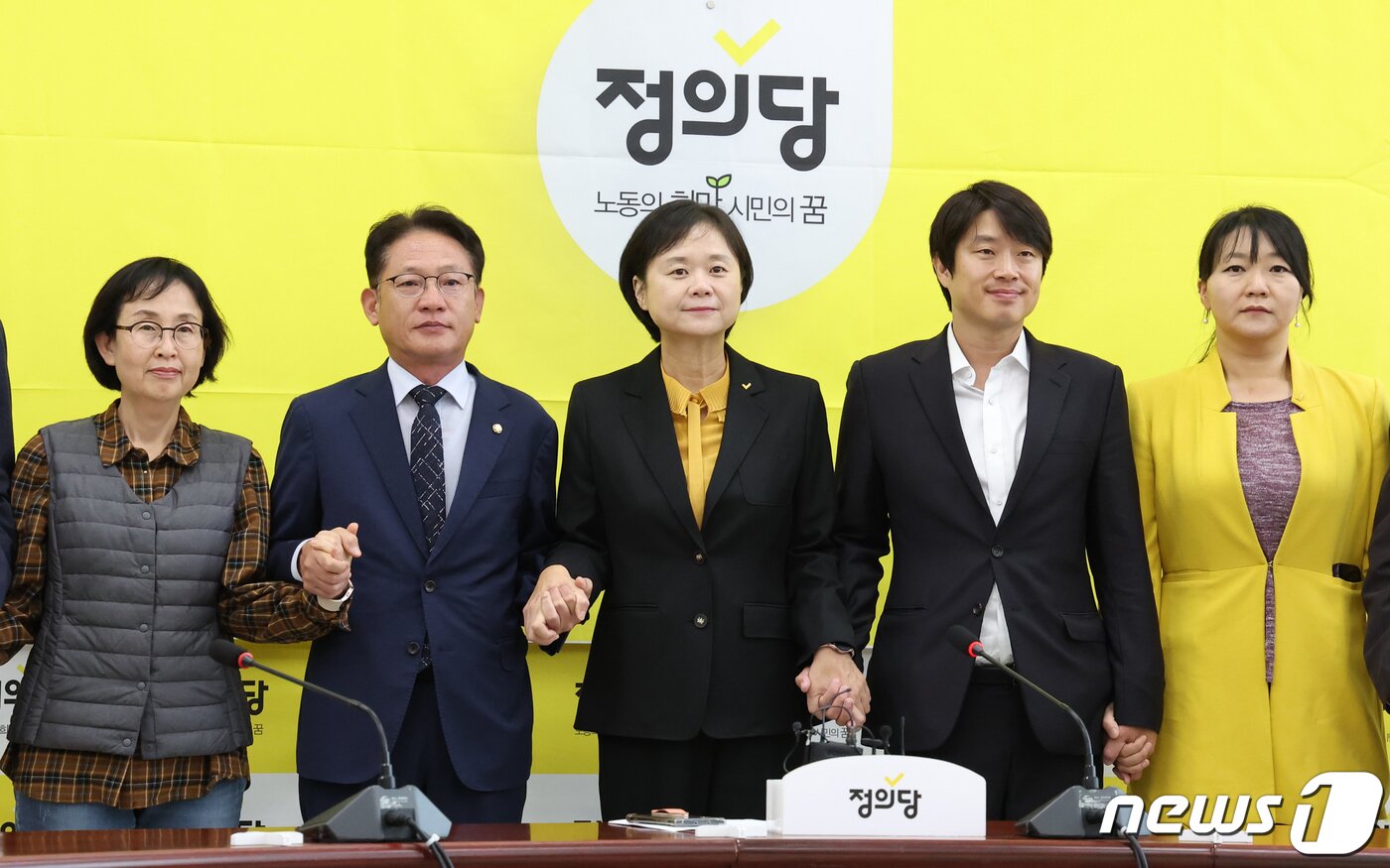 본문 이미지 - 이정미 정의당 대표와 배진교 원내대표 등이 6일 서울 여의도 국회에서 열린 제97차 상무집행위원회를 마치고 기념촬영을 하고 있다. 2023.11.6/뉴스1 ⓒ News1 송원영 기자