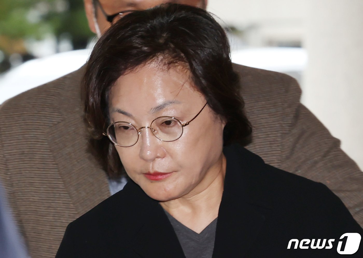 본문 이미지 - 이태원 참사 부실 대응 혐의로 구속 기소됐다 보석 석방된 박희영 용산구청장이 6일 오후 서울 마포구 서울서부지방법원에서 열린 공판기일에 출석하고 있다. 2023.11.6/뉴스1 ⓒ News1 김민지 기자