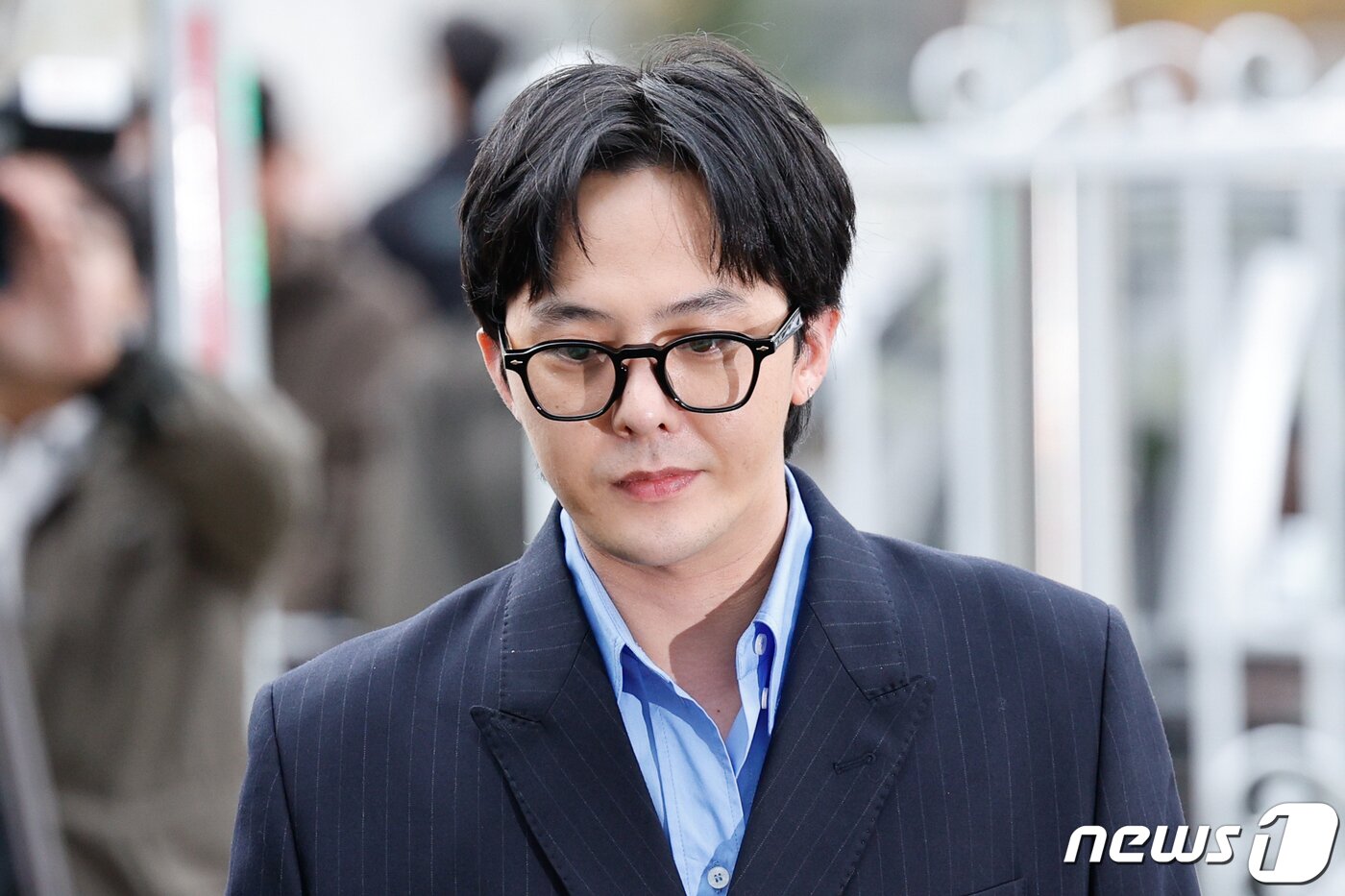 본문 이미지 - 가수 지드래곤(본명 권지용·35)이 6일 '강남 유흥업소발 마약사건' 연루 의혹과 관련, 소환 조사를 받기 위해 인천 논현경찰서에 출석하고 있다. 2023.11.6/뉴스1 ⓒ News1 안은나 기자