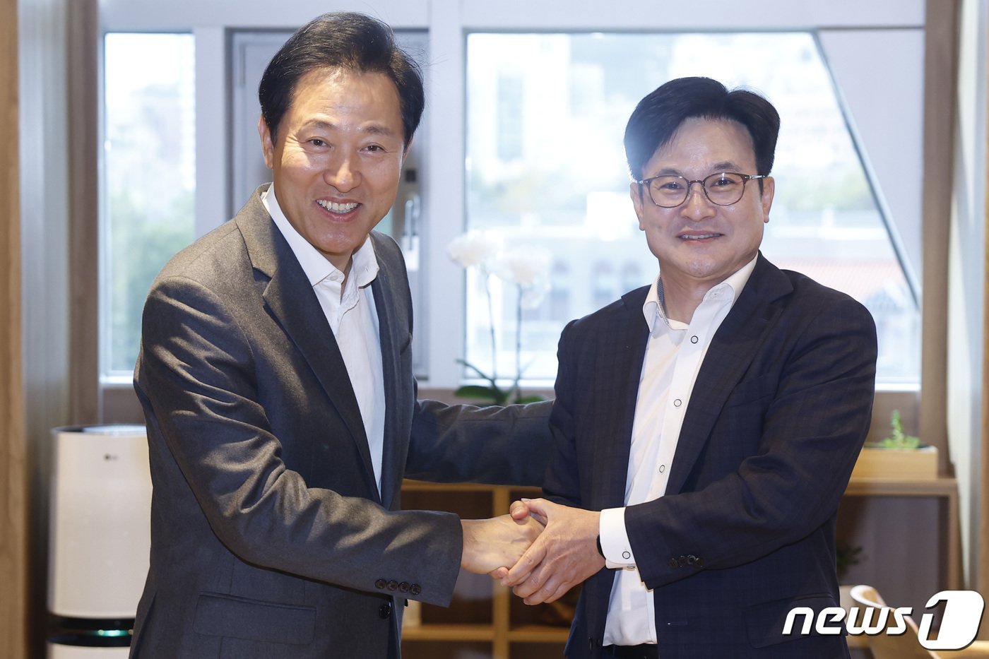 본문 이미지 - 오세훈 서울시장이 6일 서울 중구 서울시청을 방문한 김병수 김포시장과 인사를 나누고 있다. 이날 오세훈 서울시장은 김병수 김포시장을 만나 김포시의 공식적인 서울 편입 방안을 논의한다. &#40;공동취재&#41; 2023.11.6/뉴스1 ⓒ News1 이재명 기자