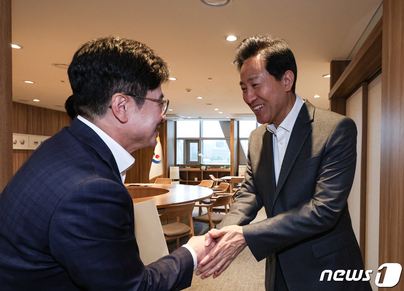 오세훈 서울시장이 6일 서울 중구 서울시청을 방문한 김병수 김포시장과 인사를 나누고 있다. 이날 오세훈 서울시장은 김병수 김포시장을 만나 김포시의 공식적인 서울 편입 방안을 논의한다. &#40;공동취재&#41; 2023.11.6/뉴스1 ⓒ News1 이재명 기자