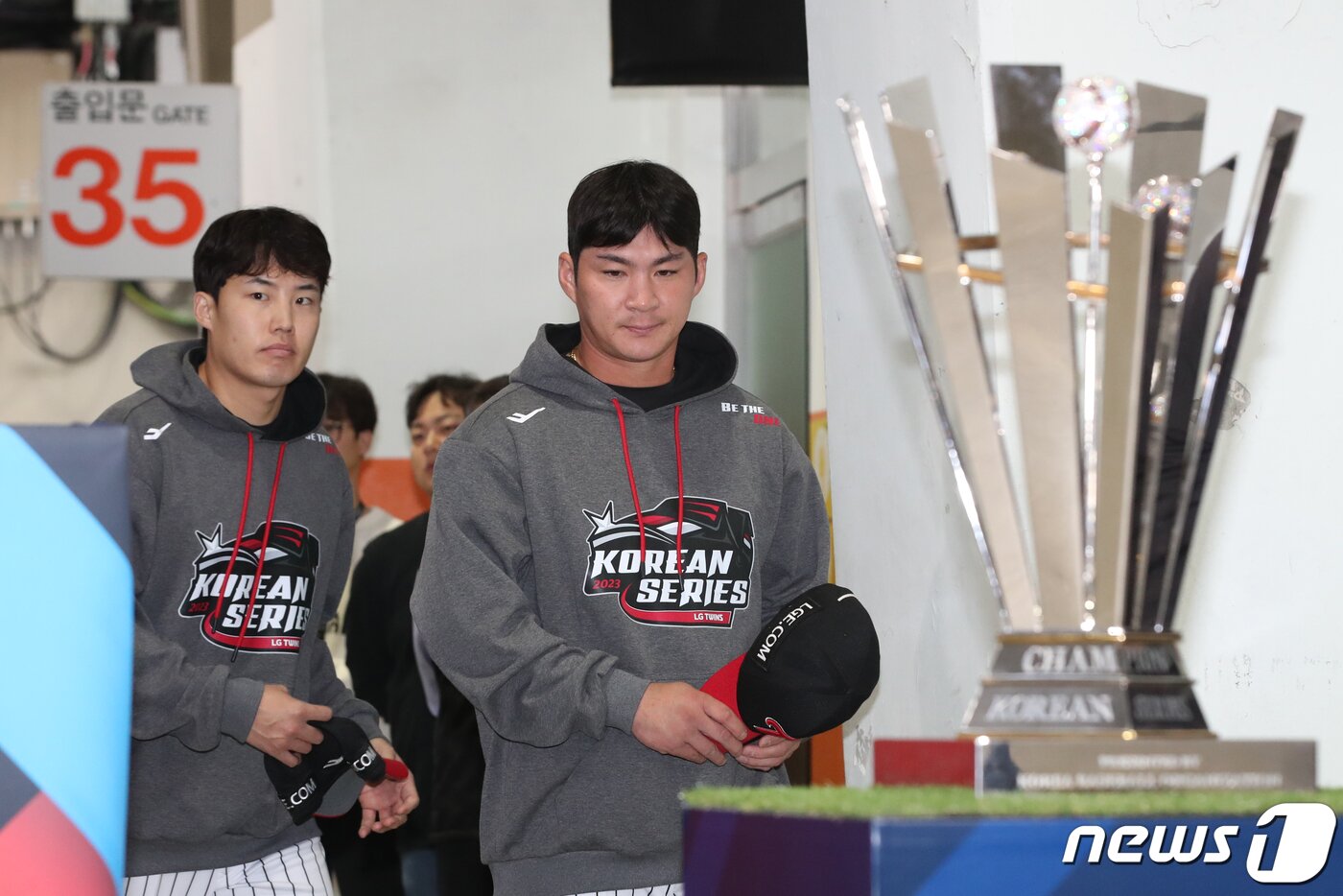 본문 이미지 - LG 오지환과 임찬규가 6일 오후 서울 송파구 잠실야구장에서 열린 프로야구 '2023 신한은행 SOL KBO 한국시리즈' 미디어데이 행사에 참석하고 있다. LG 트윈스와 KT 위즈의 한국시리즈 1차전 경기는 오는 7일 서울 송파구 잠실야구장에서 열릴 예정이다. 2023.11.6/뉴스1 ⓒ News1 이승배 기자