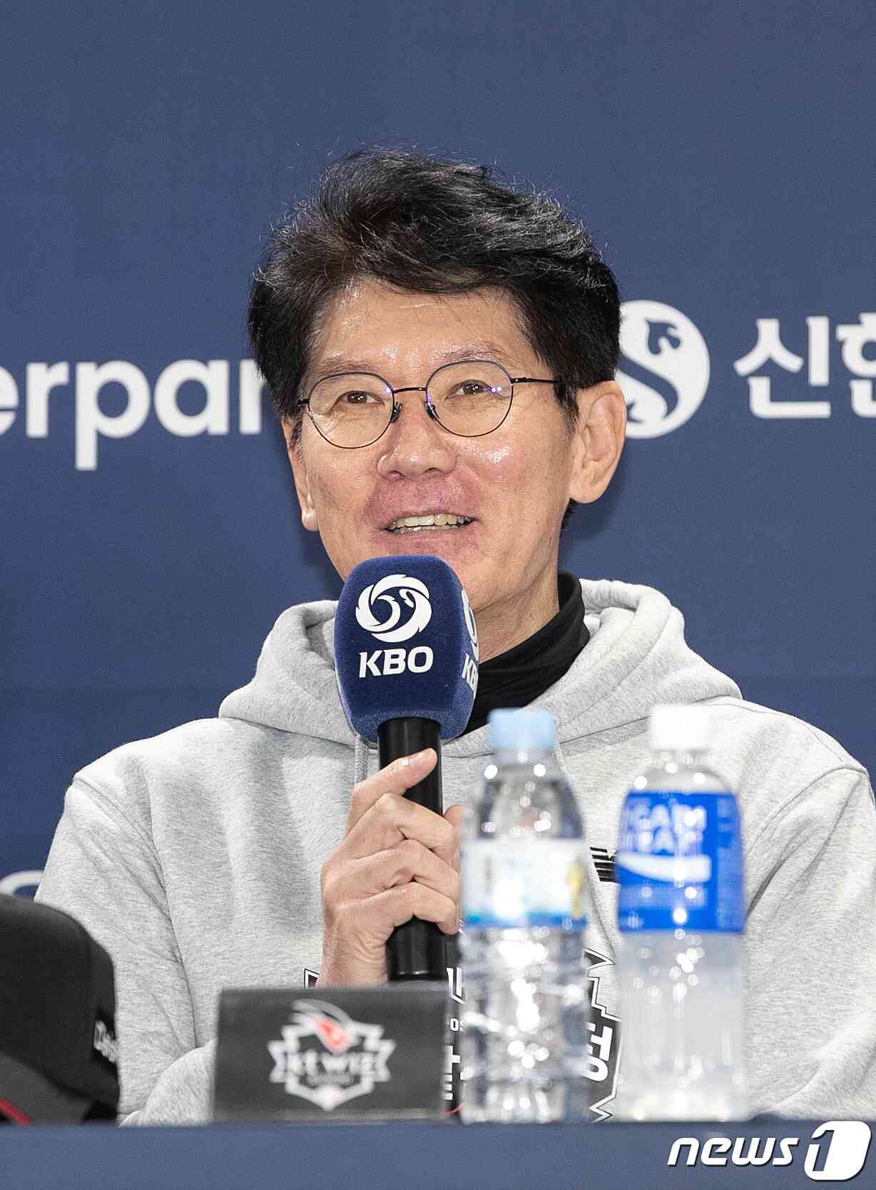 이강철 KT 감독이 6일 오후 서울 송파구 잠실야구장에서 열린 프로야구 '2023 신한은행 SOL KBO 한국시리즈' 미디어데이 행사에서 각오를 밝히고 있다. LG 트윈스와 KT 위즈의 한국시리즈 1차전 경기는 오는 7일 서울 송파구 잠실야구장에서 열릴 예정이다. 2023.11.6/뉴스1 © News1 이승배 기자