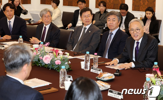 국립 예술단체장 간담회에서 모두발언하는 유인촌 장관