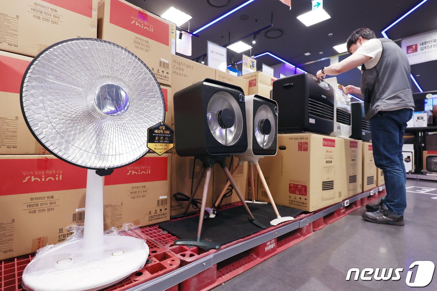 본문 이미지 - 서울 중구 이마트 청계천점에서 한 직원이 히터 등 난방가전을 진열하고 있다. (자료사진) 2023.11.6/뉴스1 ⓒ News1 민경석 기자