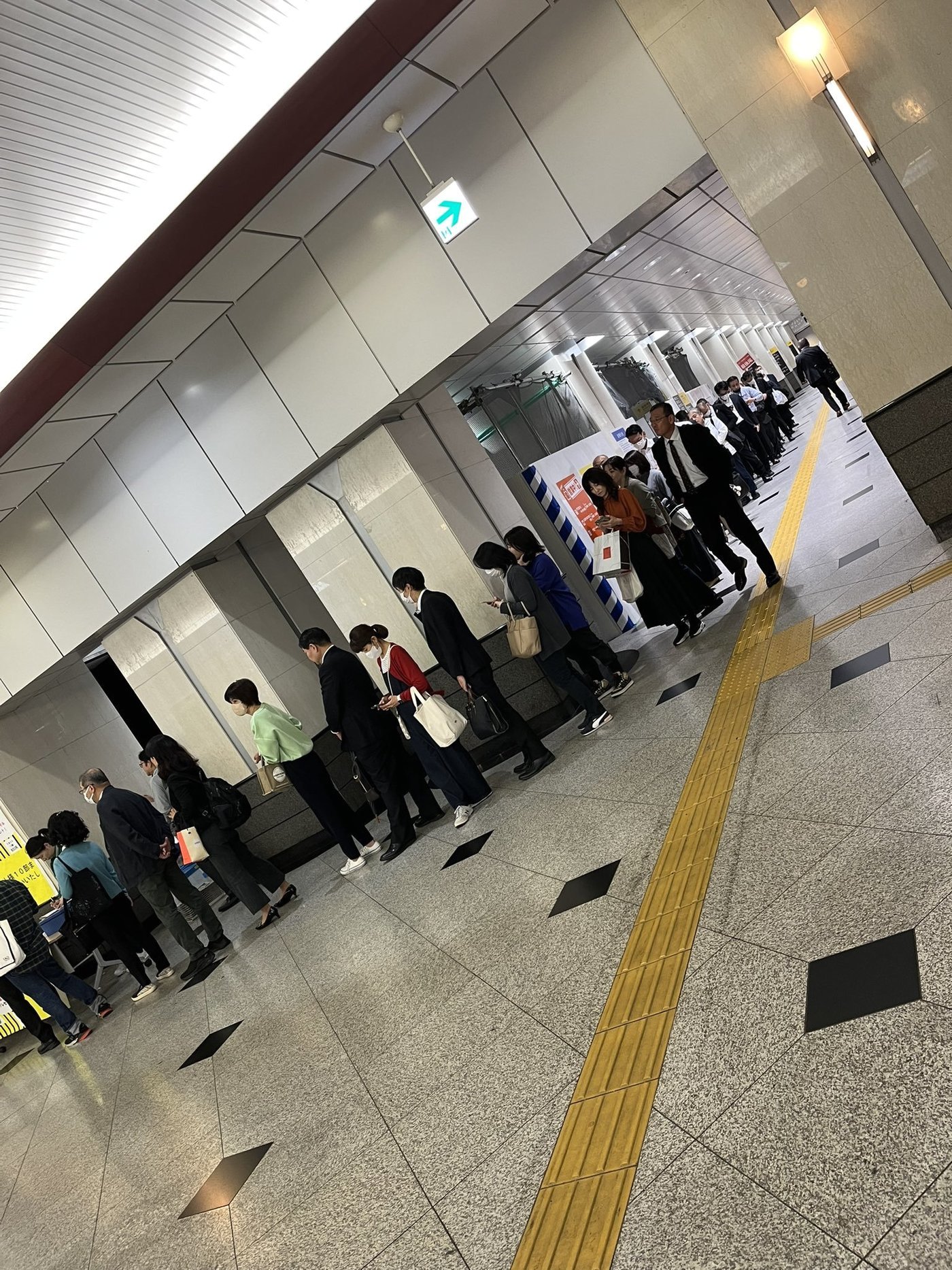 본문 이미지 - 6일 일본 오사카 한신백화점 우메다 본점 앞에 타이거스 우승 기념 세일을 맞아 손님들이 길게 줄지어 서서 입점을 기다리고 있다. (출처 : @Butterfly101102 계정) 2023.11.06/