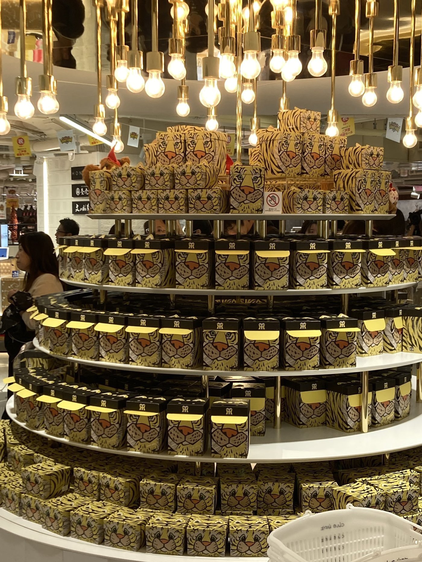 본문 이미지 - 6일 일본 오사카 한신백화점 우메다본점에 한신 타이거스의 일본시리즈 우승 기념 상품이 매대 가득 진열돼 있다. (출처 : X @yuzuyumi_sdr 계정) 2023.11.06/