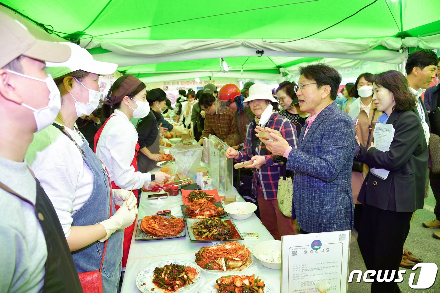 강기정 광주시장이 3일 오전 서구 상무시민공원에서 열린 &#39;제30회 광주김치축제 개막식&#39;에 참석해 &#39;우리동네 김반장을 찾아라&#39; 부스를 돌며 김치 맛을 보고 있다.&#40;광주시 제공&#41;2023.11.6/뉴스1 