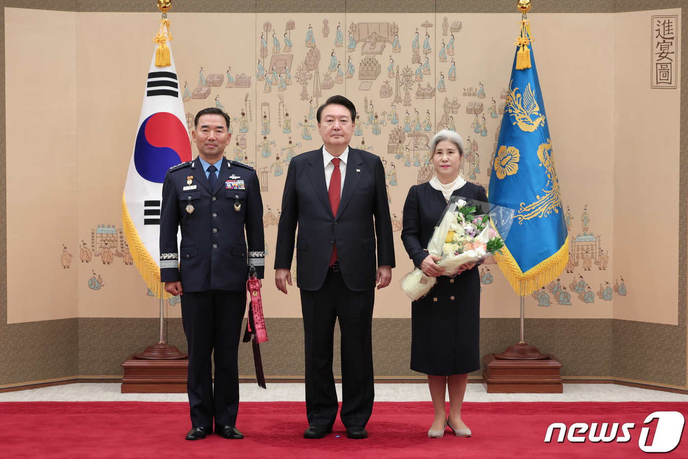 (서울=뉴스1) 오대일 기자 = 윤석열 대통령이 6일 용산 대통령실 청사에서 열린 중장 진급·보직 신고 및 삼정검 수치 수여식에서 진영승 합동참모본부 전략기획본부장에게 삼정검 수치 …