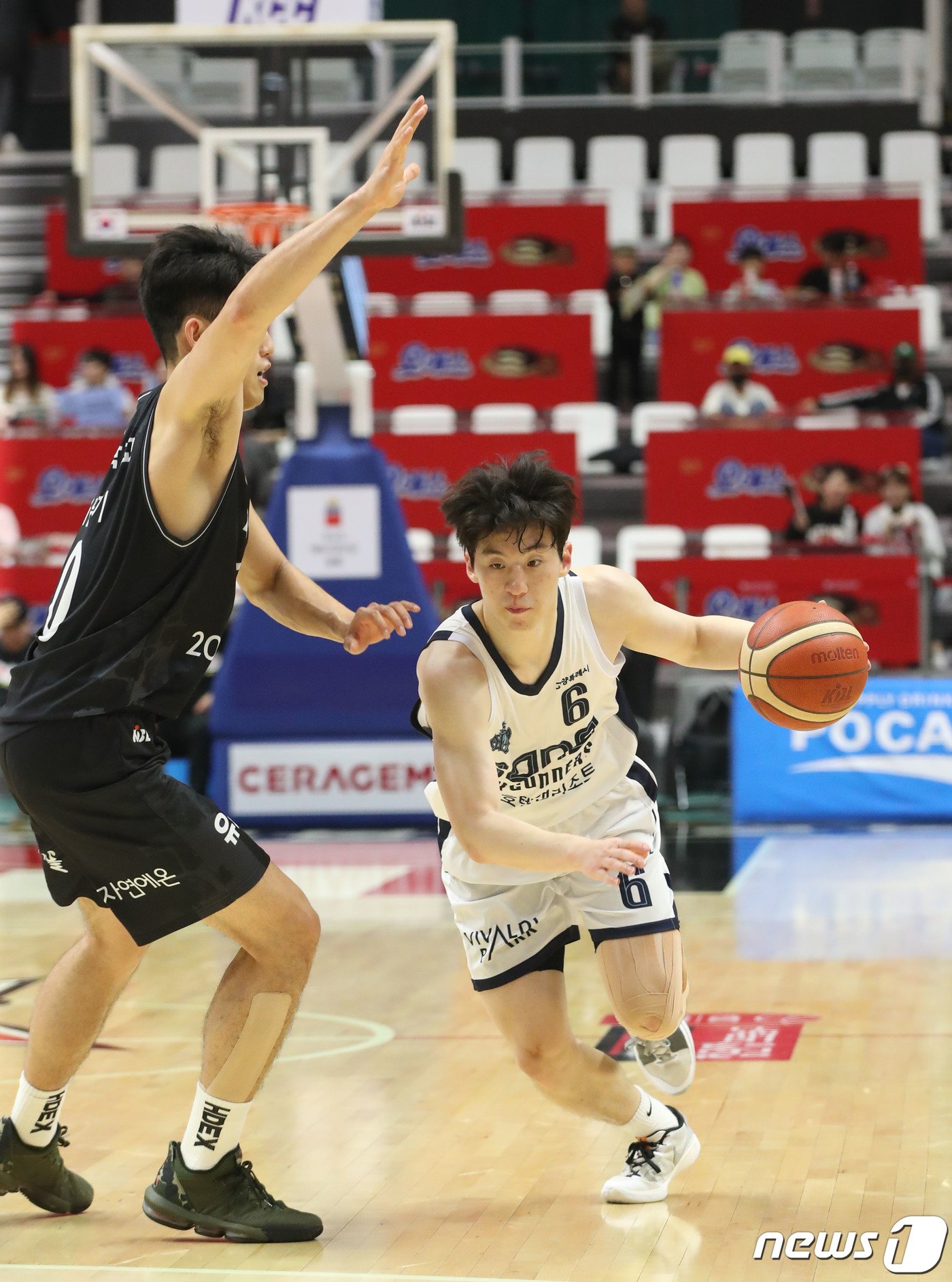 본문 이미지 - 6일 오후 경기 수원시 권선구 수원KT소닉붐아레나에서 열린 '2023-2024 정관장 프로농구' 수원 KT 소닉붐과 고양 소노 스카이거너스의 경기에서 소노 이정현이 돌파하고 있다. 2023.11.6/뉴스1 ⓒ News1 김영운 기자