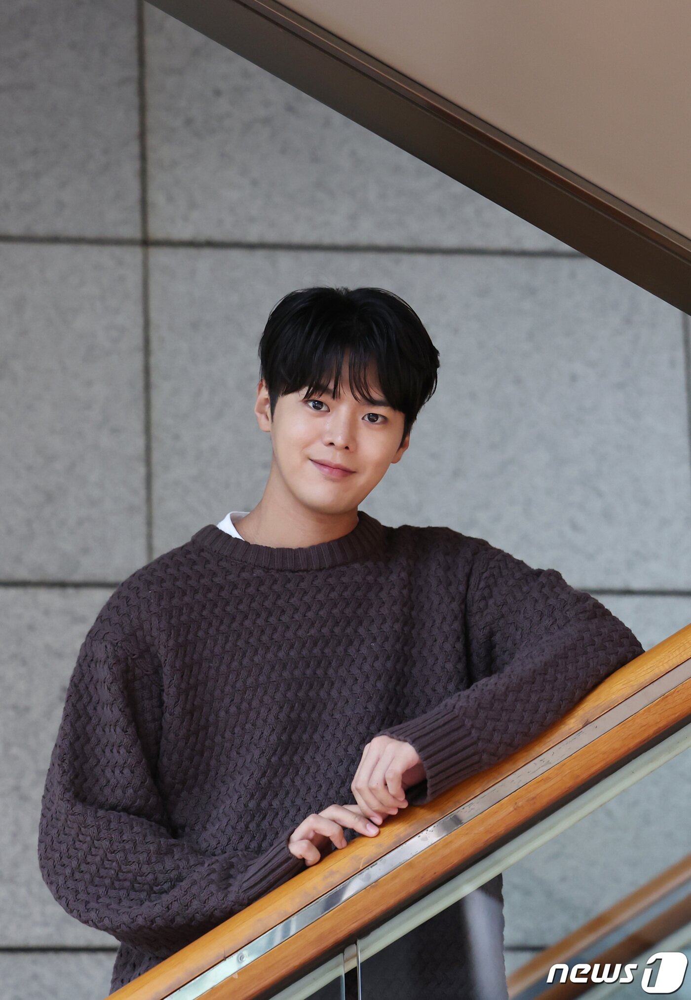 본문 이미지 - 드라마 '반짝이는 워터멜론'에서 타입슬립한 소년 은결 역을 맡고 있는 배우 려운이 서울 종로구 뉴스1 사옥에서 인터뷰에 앞서 포즈를 취하고 있다. /뉴스1 ⓒ News1 김민지 기자