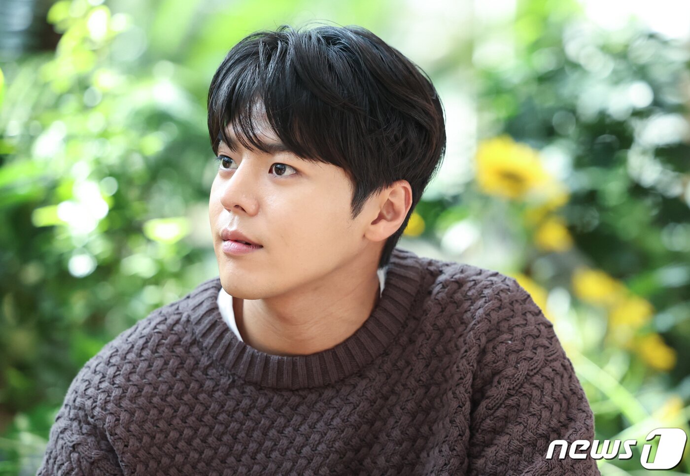 본문 이미지 - 드라마 '반짝이는 워터멜론'에서 타입슬립한 소년 은결 역을 맡고 있는 배우 려운이 서울 종로구 뉴스1 사옥에서 인터뷰에 앞서 포즈를 취하고 있다. /뉴스1 ⓒ News1 김민지 기자