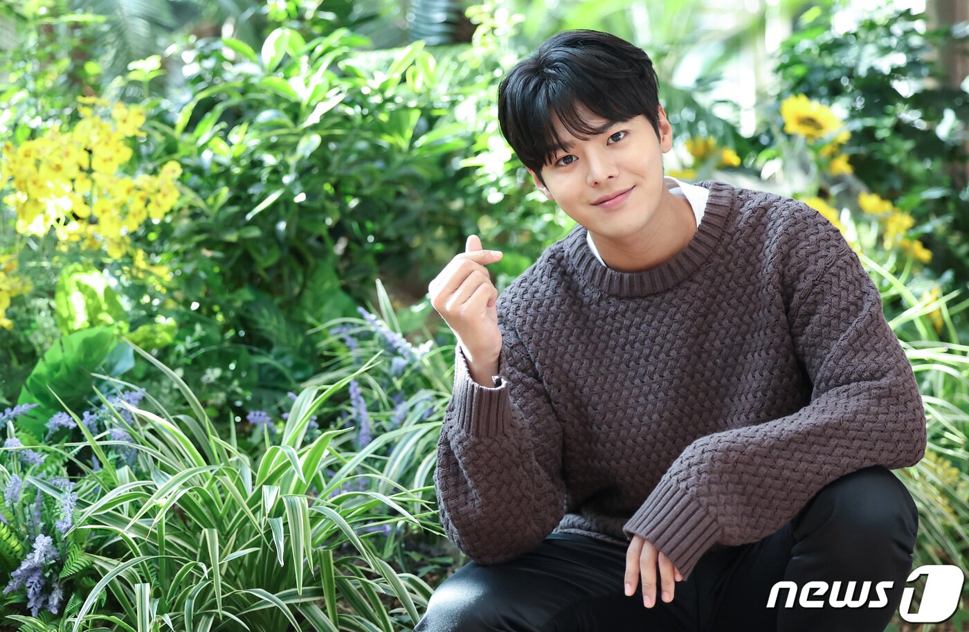 본문 이미지 - 드라마 '반짝이는 워터멜론'에서 타입슬립한 소년 은결 역을 맡고 있는 배우 려운이 서울 종로구 뉴스1 사옥에서 인터뷰에 앞서 포즈를 취하고 있다. /뉴스1 ⓒ News1 김민지 기자