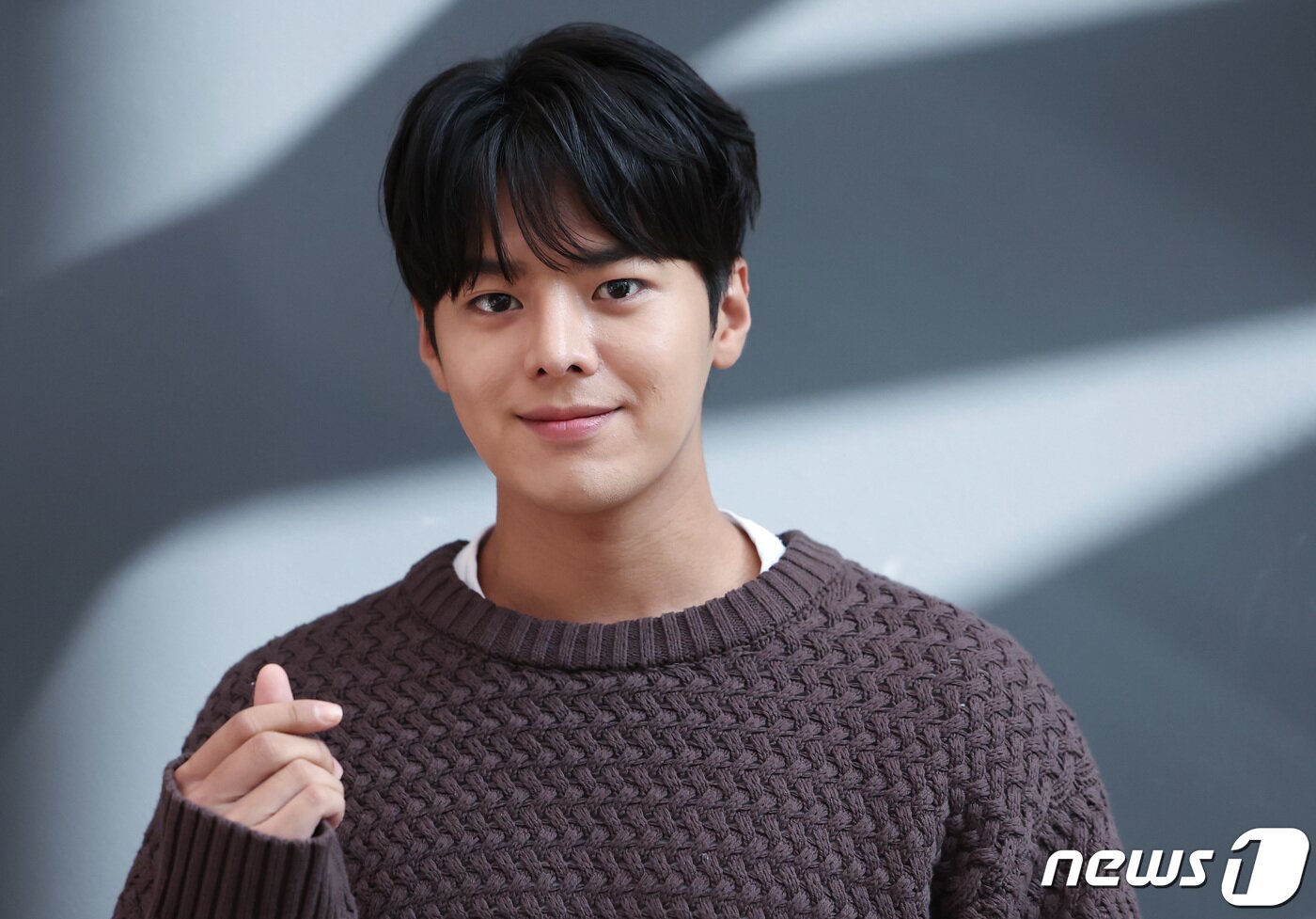 본문 이미지 - 드라마 '반짝이는 워터멜론'에서 타입슬립한 소년 은결 역을 맡고 있는 배우 려운이 서울 종로구 뉴스1 사옥에서 인터뷰에 앞서 포즈를 취하고 있다. /뉴스1 ⓒ News1 김민지 기자