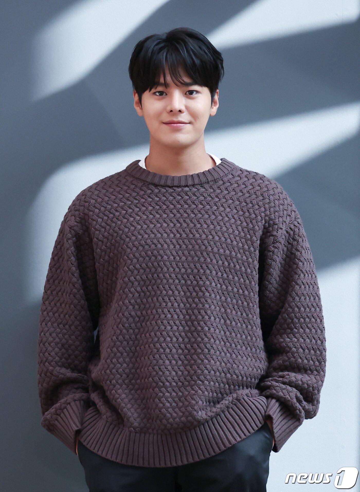 본문 이미지 - 드라마 '반짝이는 워터멜론'에서 타입슬립한 소년 은결 역을 맡고 있는 배우 려운이 서울 종로구 뉴스1 사옥에서 인터뷰에 앞서 포즈를 취하고 있다. /뉴스1 ⓒ News1 김민지 기자