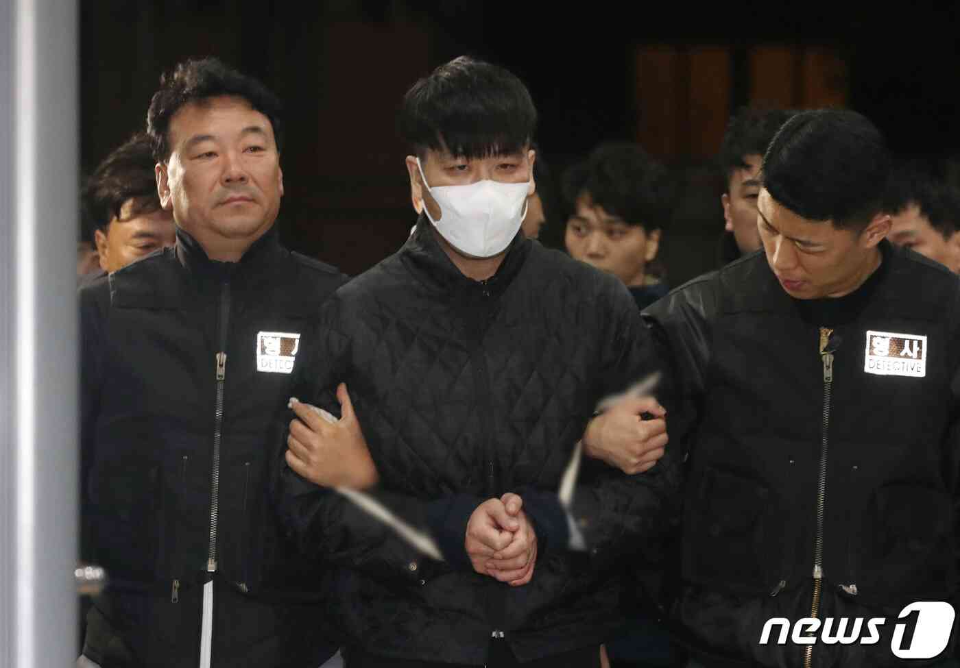 지난 4일 특수강도 혐의로 서울구치소에 수감됐다 병원치료 도중 달아난 김길수가 6일 오후 경기도 의정부에서 검거돼 경기 안양시 동안구 안양동안경찰서로 압송되고 있다. 2023.11.6/뉴스1 © News1 김영운 기자