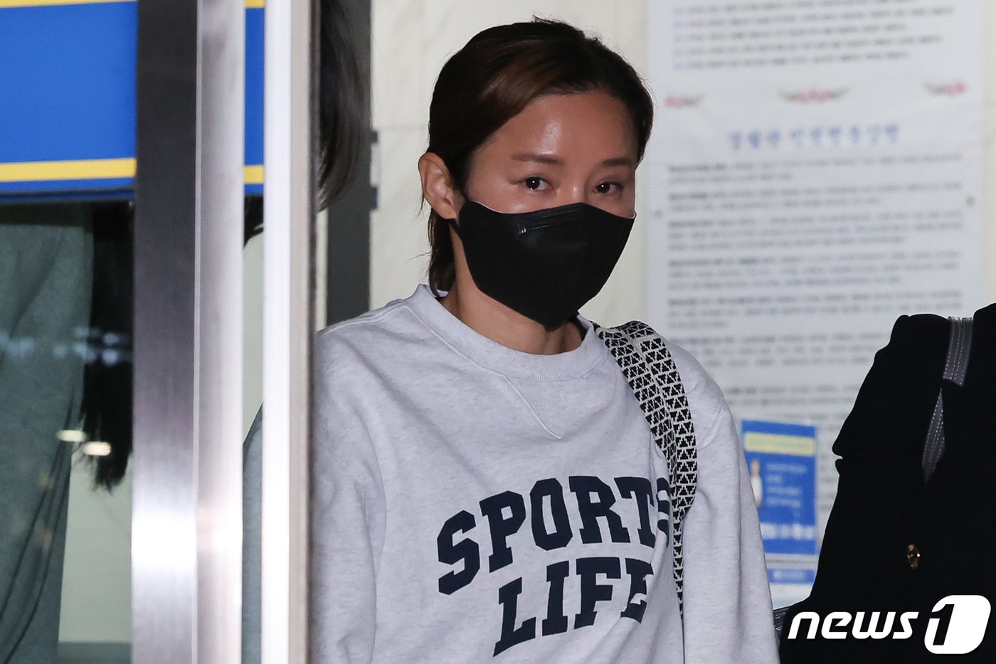 본문 이미지 - 펜싱 국가대표 출신 남현희 씨가 7일 서울 송파경찰서에서 전청조 사기 공범 의혹 관련 피의자 신분으로 조사를 마친 뒤 발걸음을 옮기고 있다. 2023.11.7/뉴스1 ⓒ News1 김도우 기자