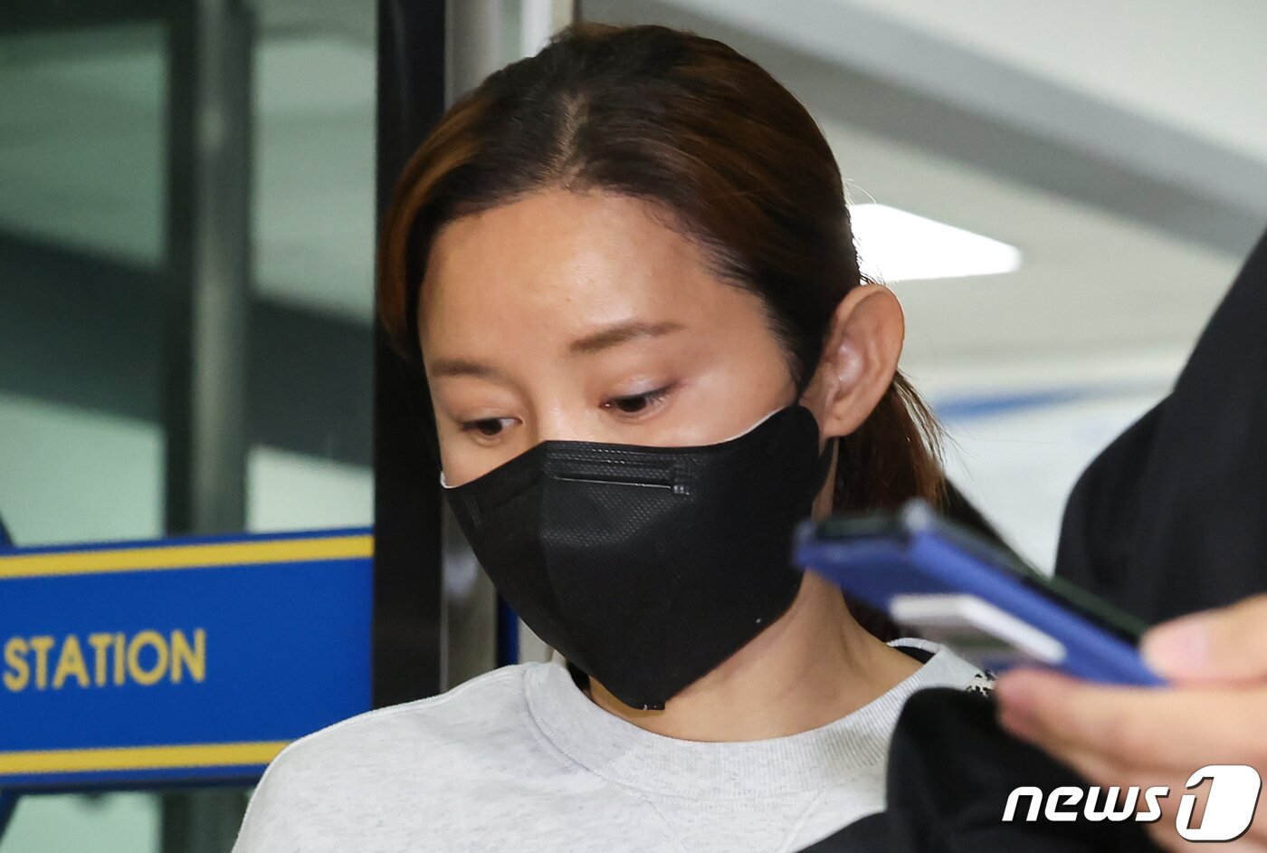 본문 이미지 - 펜싱 국가대표 출신 남현희 씨가 7일 서울 송파경찰서에서 전청조 사기 공범 의혹 관련 피의자 신분으로 조사를 마친 뒤 발걸음을 옮기고 있다. 2023.11.7/뉴스1 ⓒ News1 김도우 기자