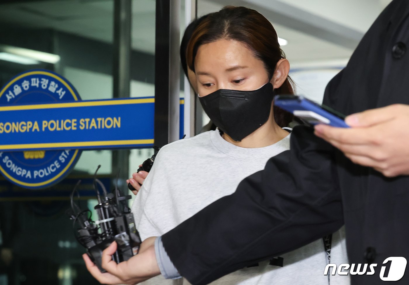 본문 이미지 - 펜싱 국가대표 출신 남현희 씨가 7일 서울 송파경찰서에서 전청조 사기 공범 의혹 관련 피의자 신분으로 조사를 마친 뒤 발걸음을 옮기고 있다. 2023.11.7/뉴스1 ⓒ News1 김도우 기자