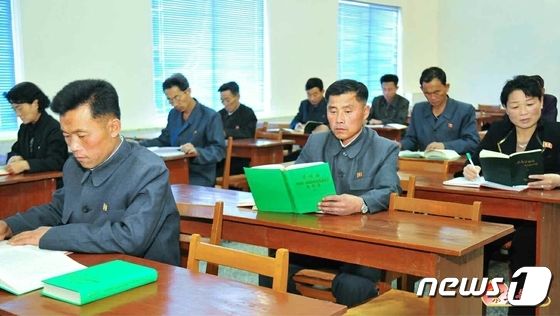 '김정은 노작' 학습하는 북한 노동자들 