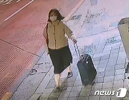 본문 이미지 -  지난 5월 26일 밤 끔찍한 살인을 저지른 정유정이 자신의 집으로 가 여행용 캐리어를 챙겨 피해자 집으로 다시 돌아가는 모습이 찍힌 CCTV 장면. ⓒ 뉴스1