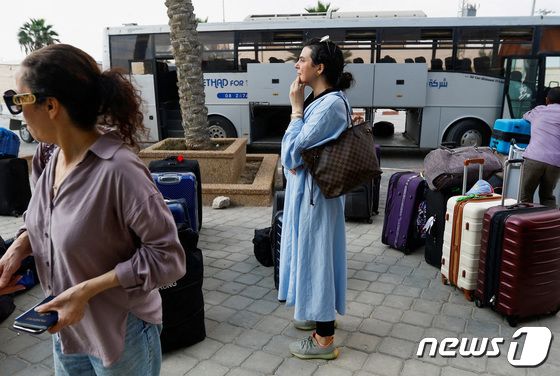 미국 여권을 소지한 팔레스타인 여성이 2일(현지시간) 가자지구를 떠나기 위해 라파 검문소에서 기다리고 있다. 2023.11.2. © 로이터=뉴스1 © News1 정지윤 기자