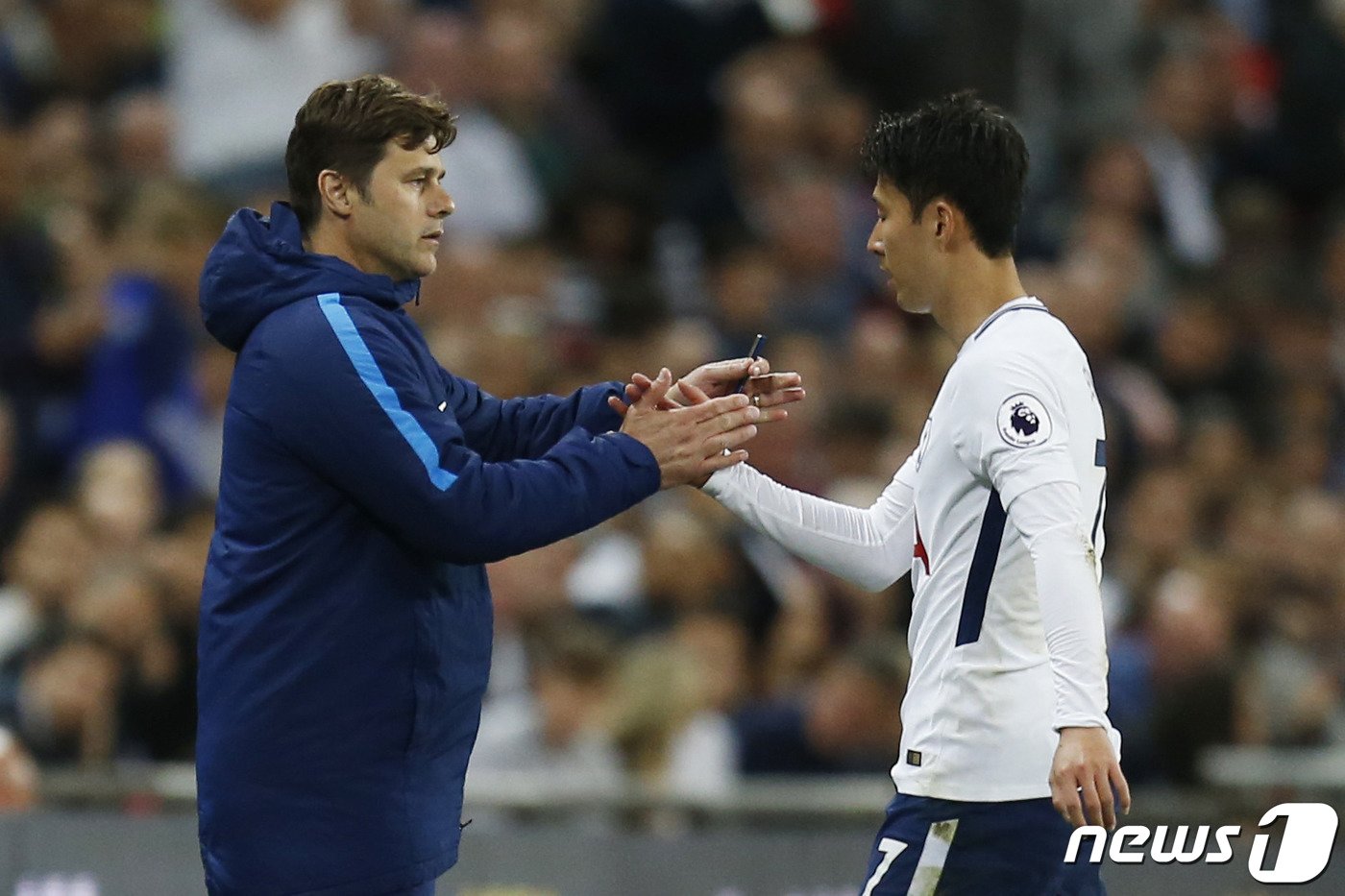 본문 이미지 - 토트넘에서 함께 호흡을 맞췄던 시절의 손흥민(왼쪽)과 포체티노 감독 ⓒ AFP=뉴스1