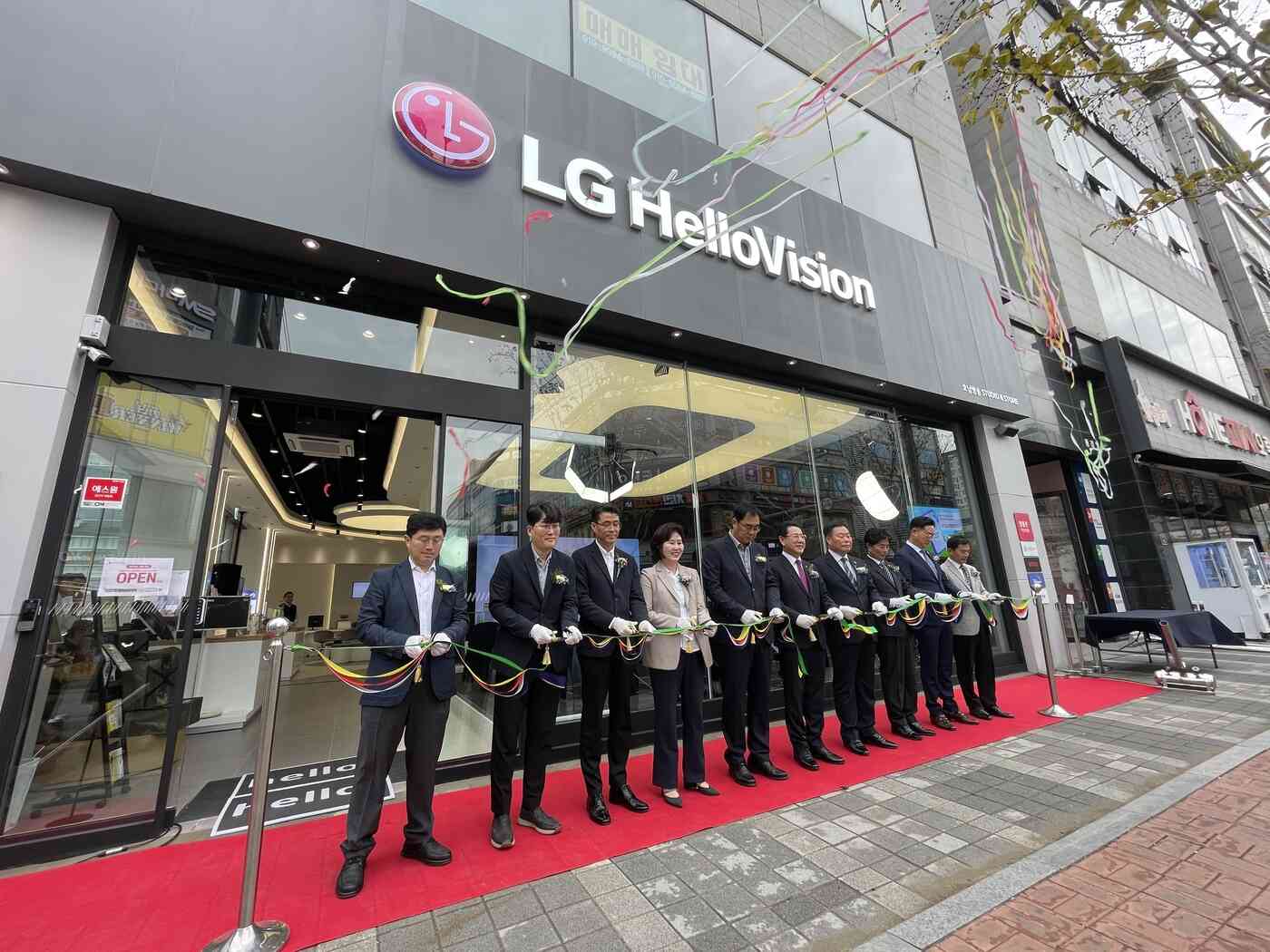 LG헬로비전은 'LG헬로비전 호남방송 스튜디오&스토어'를 개소했다고 7일 밝혔다. 경남 김해와 강원 원주에 이은 세번째 '오픈 스튜디오&스토어'다.(LG헬로비전 제공)