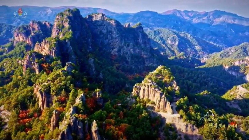 본문 이미지 - 조선중앙TV가 지난 4일 방영한 기행기 '동해명승 칠보산을 찾아서'의 내칠보 편. (조선중앙TV 갈무리) 