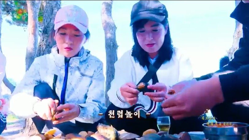 본문 이미지 - 조선중앙TV가 지난 6일 방영한 기행기 '동해명승 칠보산을 찾아서'의 해칠보 편. (조선중앙TV 갈무리)  