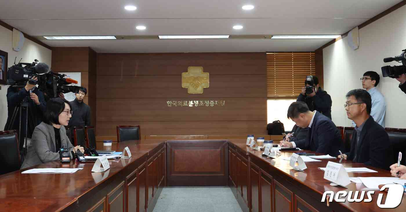 정경실 보건복지부 보건의료정책관(왼쪽)이 7일 서울 중구 한국의료분쟁조정중재원에서 열린 지역·필수의료 혁신을 위한 보건의료수요자 간담회에서 모두 발언을 하고 있다. 2023.11.7/뉴스1 © News1 김민지 기자