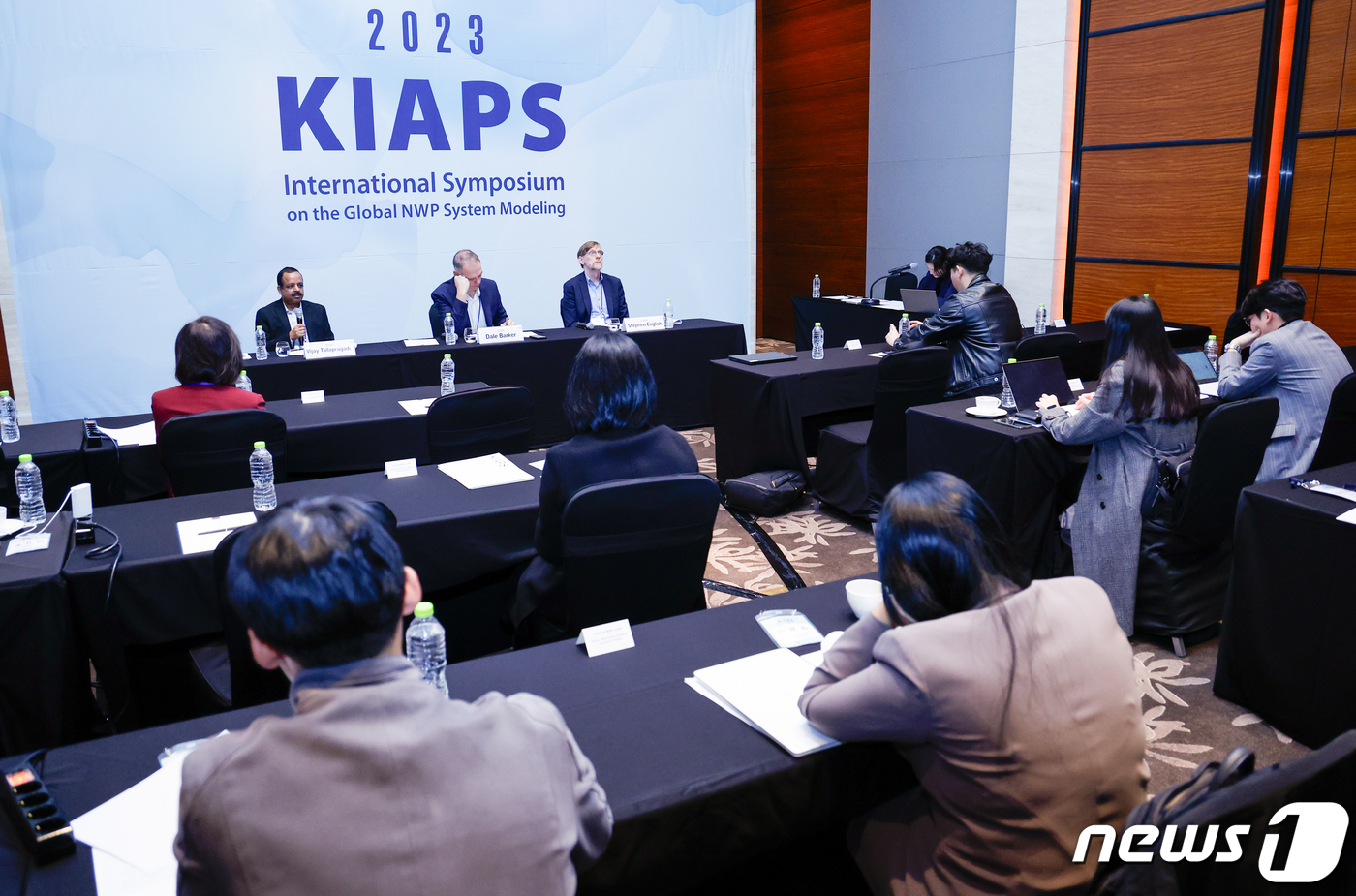 (서울=뉴스1) 안은나 기자 = 7일 서울 영등포구 콘래드 호텔에서 열린 2023 차세대수치예보모델개발사업단(KIAPS) 국제심포지엄 기자간담회에서 참석자들이 주제 발표를 하고 있 …
