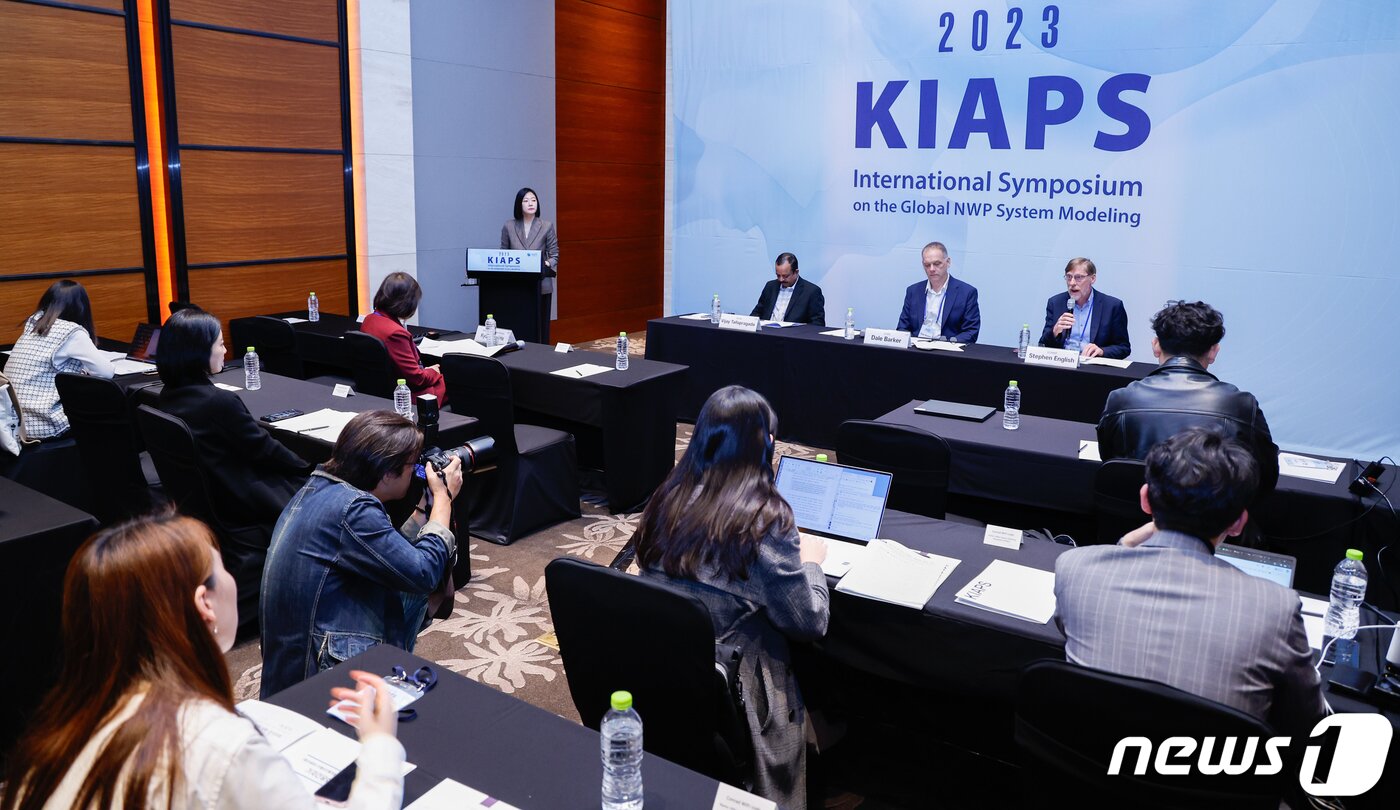 본문 이미지 - 7일 서울 영등포구 콘래드 호텔에서 열린 2023 차세대수치예보모델개발사업단(KIAPS) 국제심포지엄 기자간담회에서 참석자들이 주제 발표를 하고 있다. 2023.11.7/뉴스1 ⓒ News1 안은나 기자