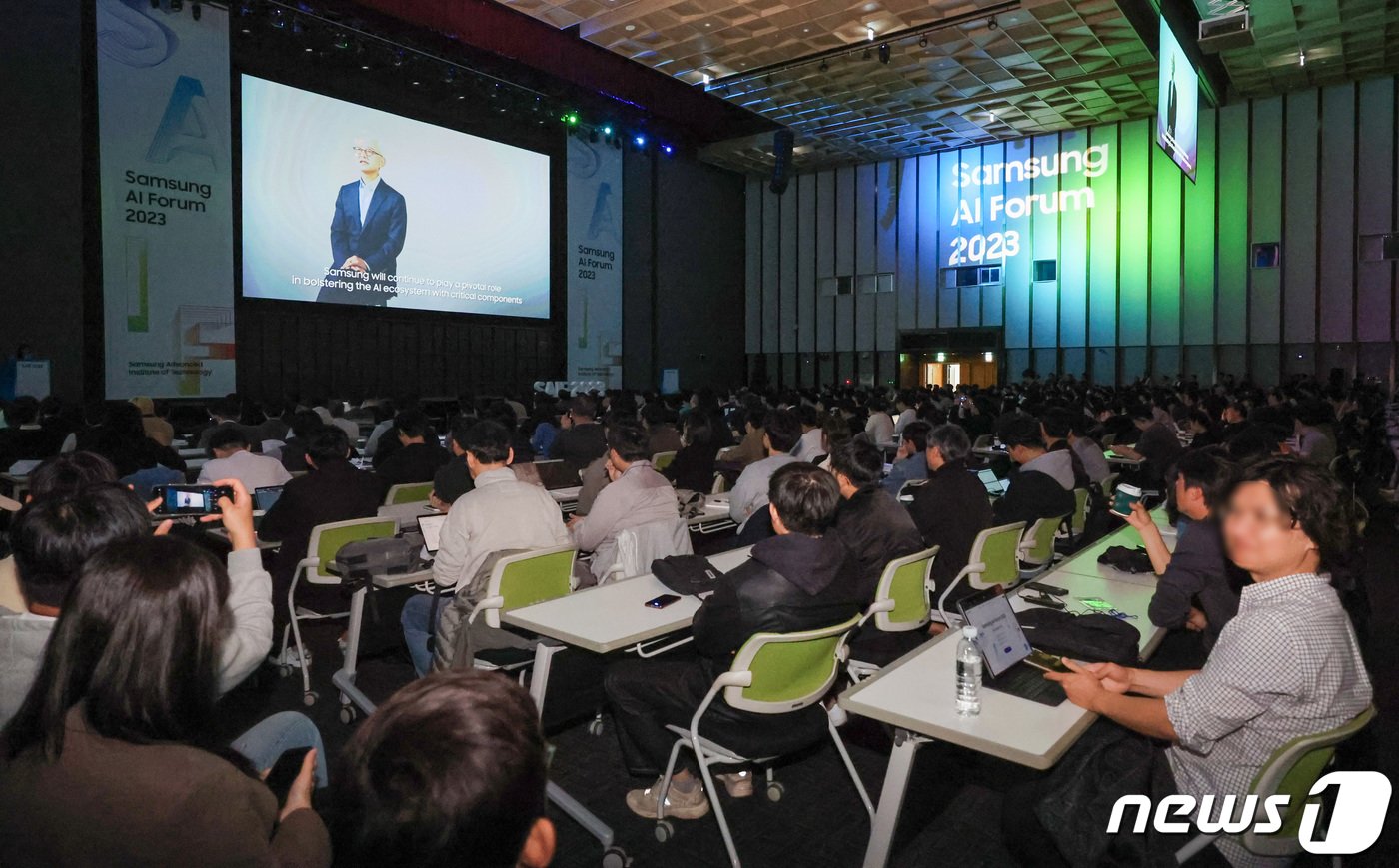 경계현 삼성전자 대표이사 사장이 7일 오전 경기 수원컨벤션센터에서 열린 제7회 삼성 AI 포럼에서 인사말을 하고 있다. 2023.11.7/뉴스1 ⓒ News1 김성진 기자