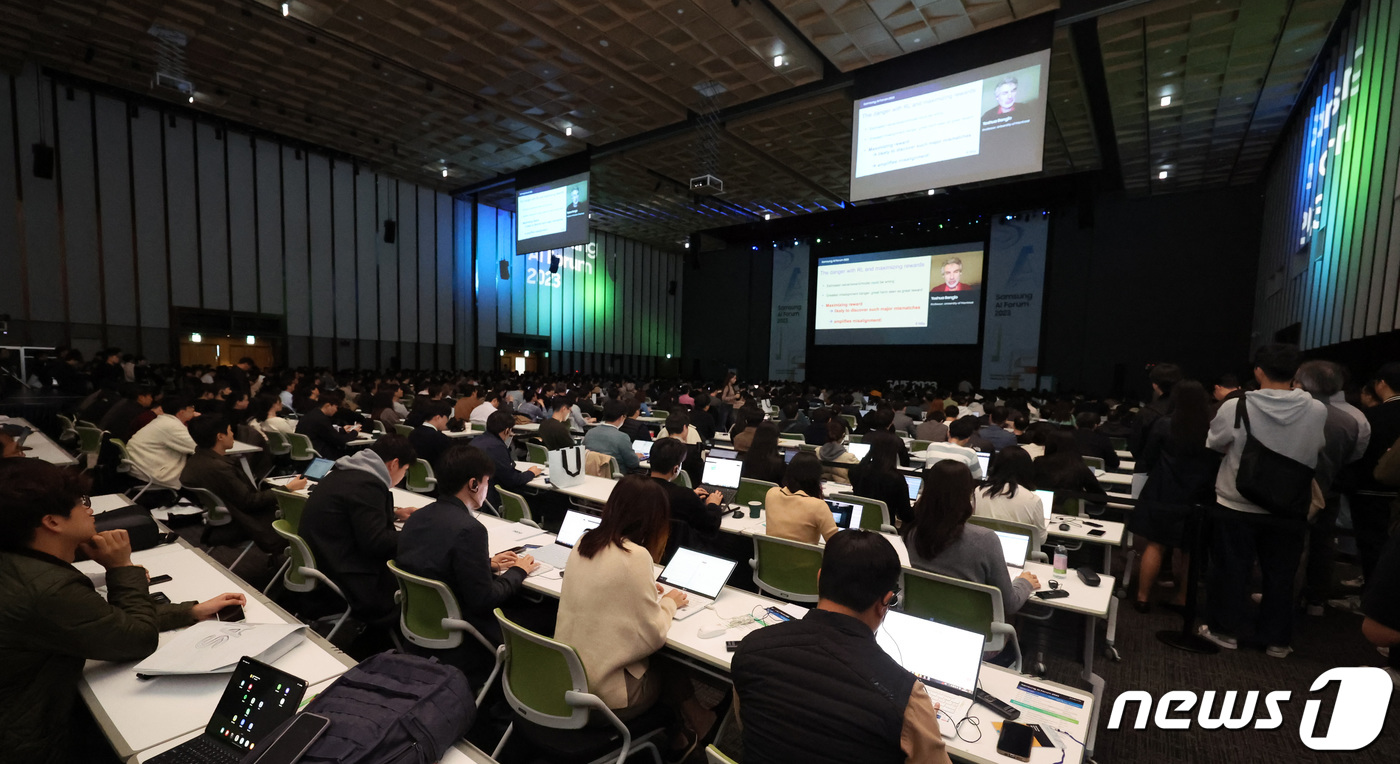 (수원=뉴스1) 김성진 기자 = 요슈아 벤지오 캐나다 몬트리올 대학 교수가 7일 오전 경기 수원컨벤션센터에서 열린 제7회 삼성 AI 포럼에서 '안전한 AI 연구자 시스템을 향해(T …