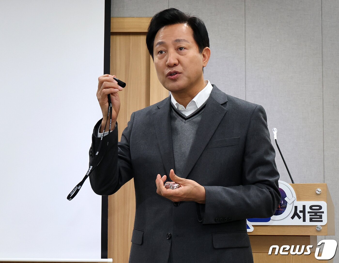 본문 이미지 - 오세훈 서울시장이 7일 오전 서울 중구 서울시청 브리핑룸에서 휴대용 SOS 비상벨 '지키미'를 시연하고 있다.  2023,11.7/뉴스1 ⓒ News1 김진환 기자