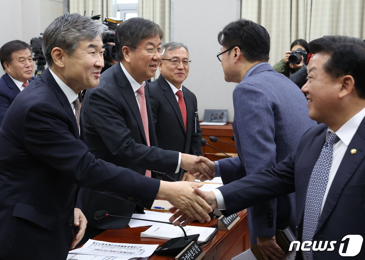 김대기 대통령 비서실장이 7일 서울 여의도 국회에서 열린 운영위원회의 대통령비서실 등에 대한 국정감사에서 홍익표 더불어민주당 원내대표와 인사를 나누고 있다. 2023.11.7/뉴스1 ⓒ News1 송원영 기자