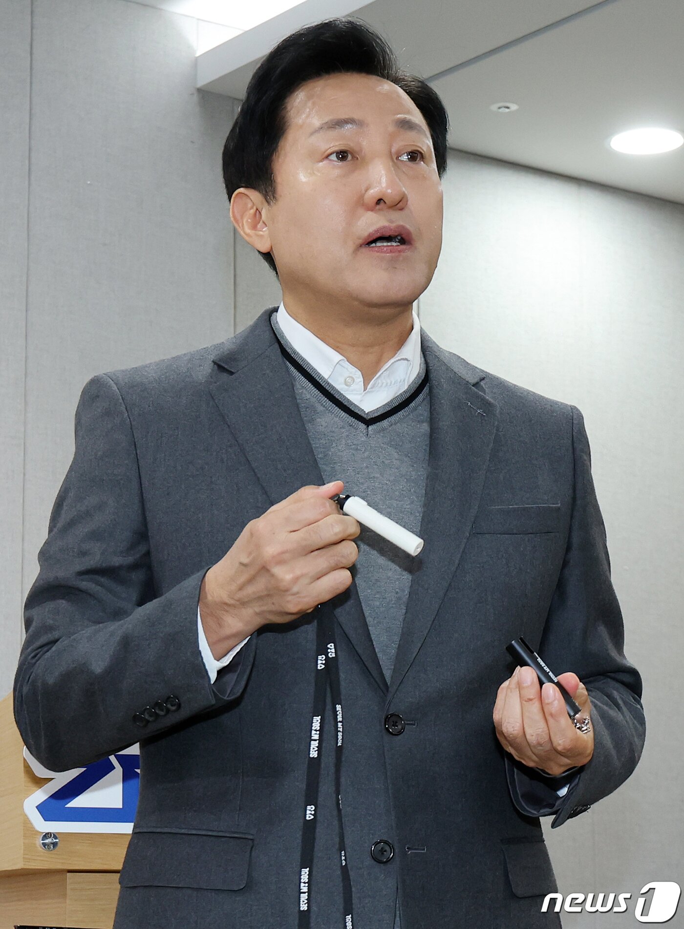 본문 이미지 - 오세훈 서울시장이 7일 오전 서울 중구 서울시청 브리핑룸에서 휴대용 SOS 비상벨 '지키미'를 시연하고 있다. 2023,11.7/뉴스1 ⓒ News1 김진환 기자