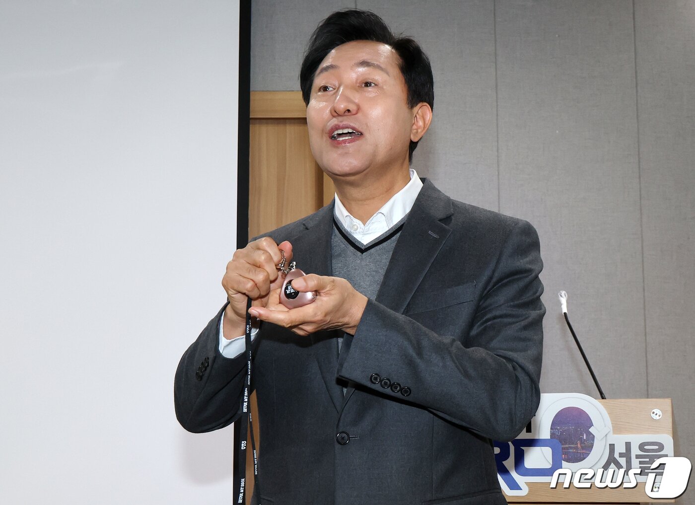 본문 이미지 - 오세훈 서울시장이 7일 오전 서울 중구 서울시청 브리핑룸에서 휴대용 SOS 비상벨 '지키미'를 시연하고 있다. 2023,11.7/뉴스1 ⓒ News1 김진환 기자