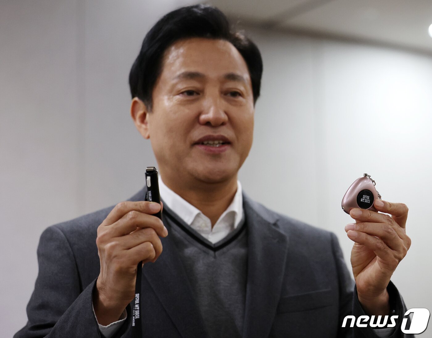 본문 이미지 - 오세훈 서울시장이 7일 오전 서울 중구 서울시청 브리핑룸에서 휴대용 SOS 비상벨 '지키미'를 취재진 앞에서 들어보이고 있다. 2023,11.7/뉴스1 ⓒ News1 김진환 기자